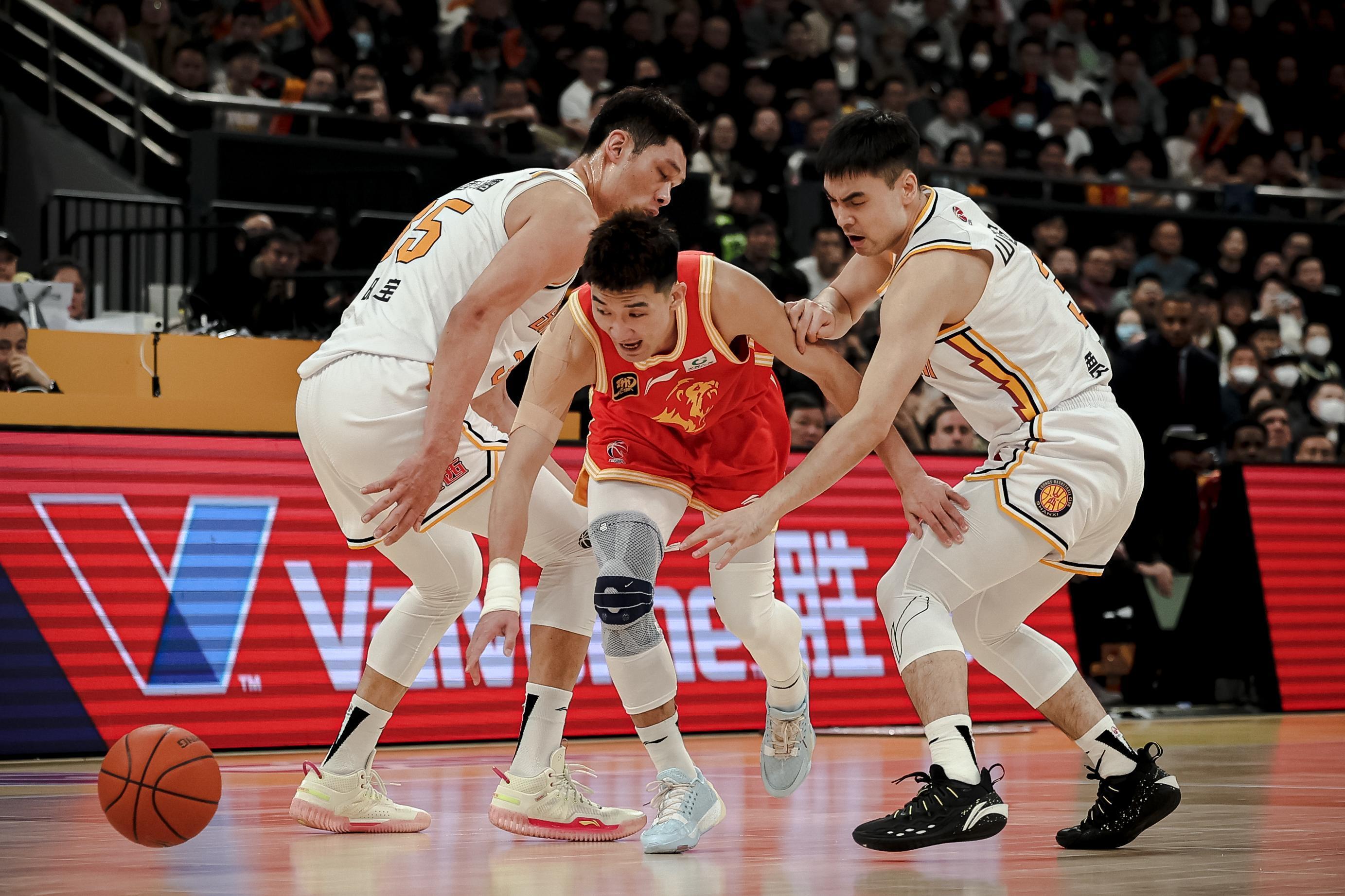 窗口期武汉三镇备战CBA常规赛达拉斯独行侠赛前防线松动，现场解说直呼：风云突变洛杉矶快船国际比赛日调整名单的简单介绍